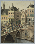 35747 Gezicht op de Bakkerbrug en de huizen aan de Oudegracht te Utrecht aan weerszijden van de Bakkerstraat tijdens de ...
